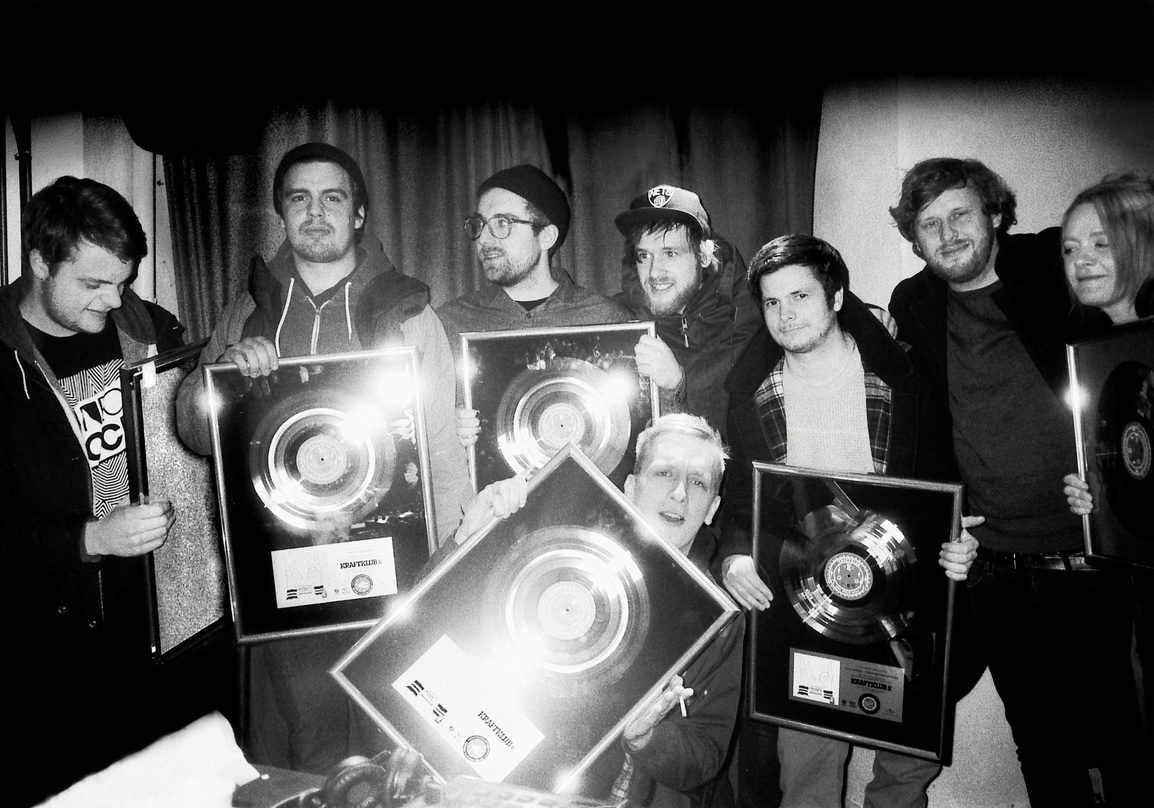 Bei der Platin-Verleihung (von links): Till Brummer, Karl Schumann, Steffen Israel, Felix Brummer, Max Marschk (alle Kraftklub), Felix Hansen (Geschäftsführer Landstreicher Booking), Beat ...