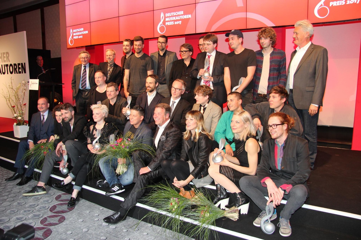 Abschlussbild: Die Preisträger und Laudatoren beim Deutschen Musikautorenpreis 2017