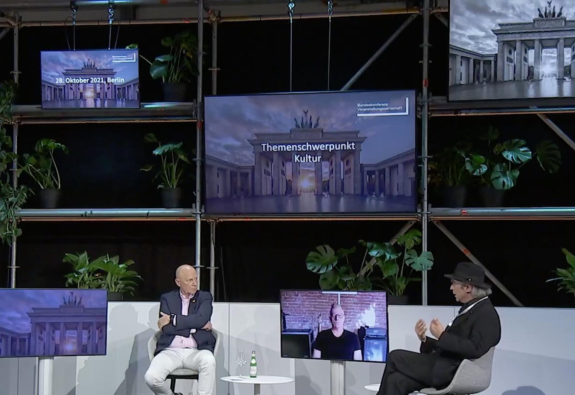 Beim Panel (von links) Mike P. Heisel, Michael Beckmann (auf dem Video-Bildschirm) und Peder W. Strux