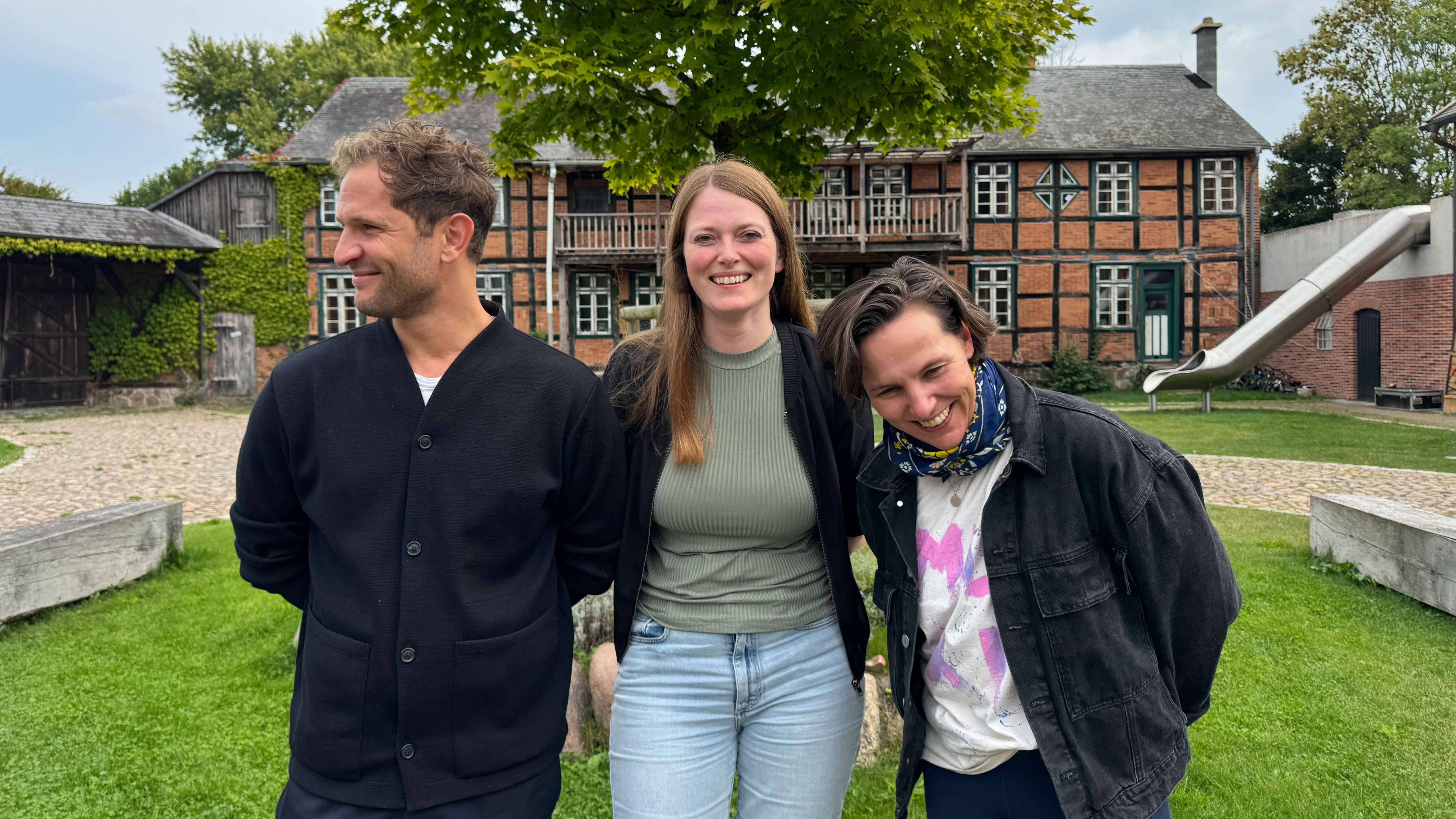 Freuen sich sichtbar auf die kommende Zusammenarbeit (von links): Johann Scheerer (CEO & Founder), Fine Sträter (Neue Senior Projektmanagerin) und Stine Mühle (Head of Label & Brand Manage...