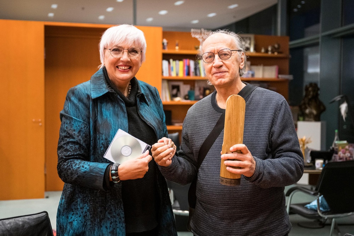 Mit dem Opus Klassik: Kulturstaatsministerin Claudia Roth überreicht die Trophäe fürs Lebenswerk an Valentin Silvestrov