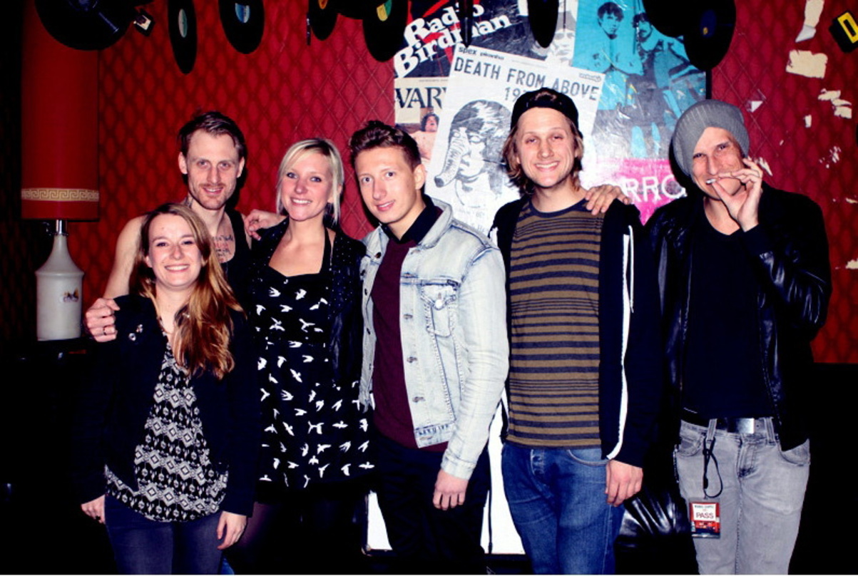 Trafen sich beim Showcase im Molotow (von links): Julia Hartmann (Warner/Chappell), Spaceboy, Annika Kunert (Warner/Chappell), Julian (I Am Jerry) sowie Beat und Daniel (Schmutzki)