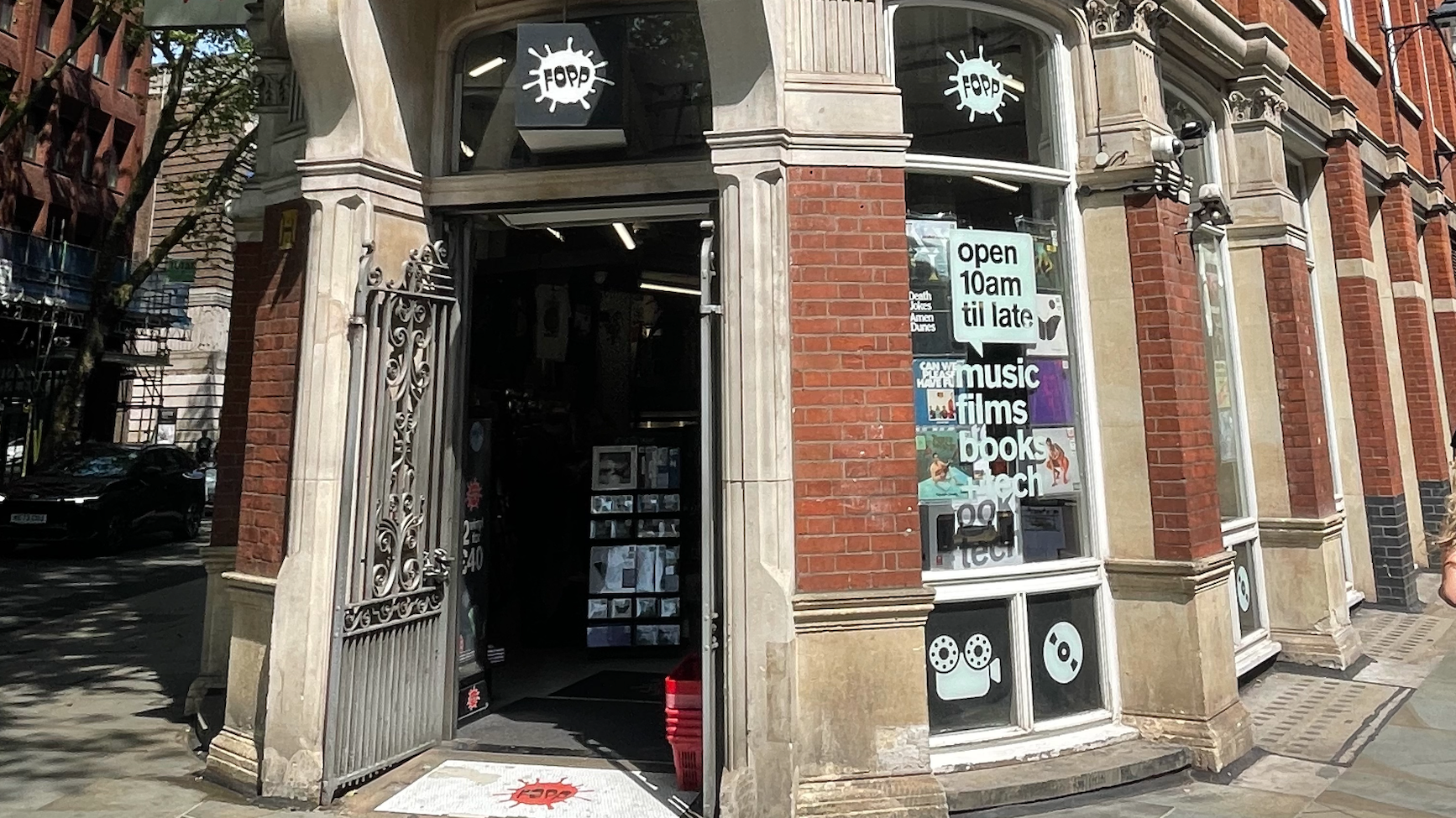 Zuwächse im Streaming und bei Vinyl-Verkäufen, im Vergleich zu den vergangenen Jahren beinahe moderate Rückgänge im CD-Absatz: der britische Branchenverband BPI meldet für 2024 "einen weit...