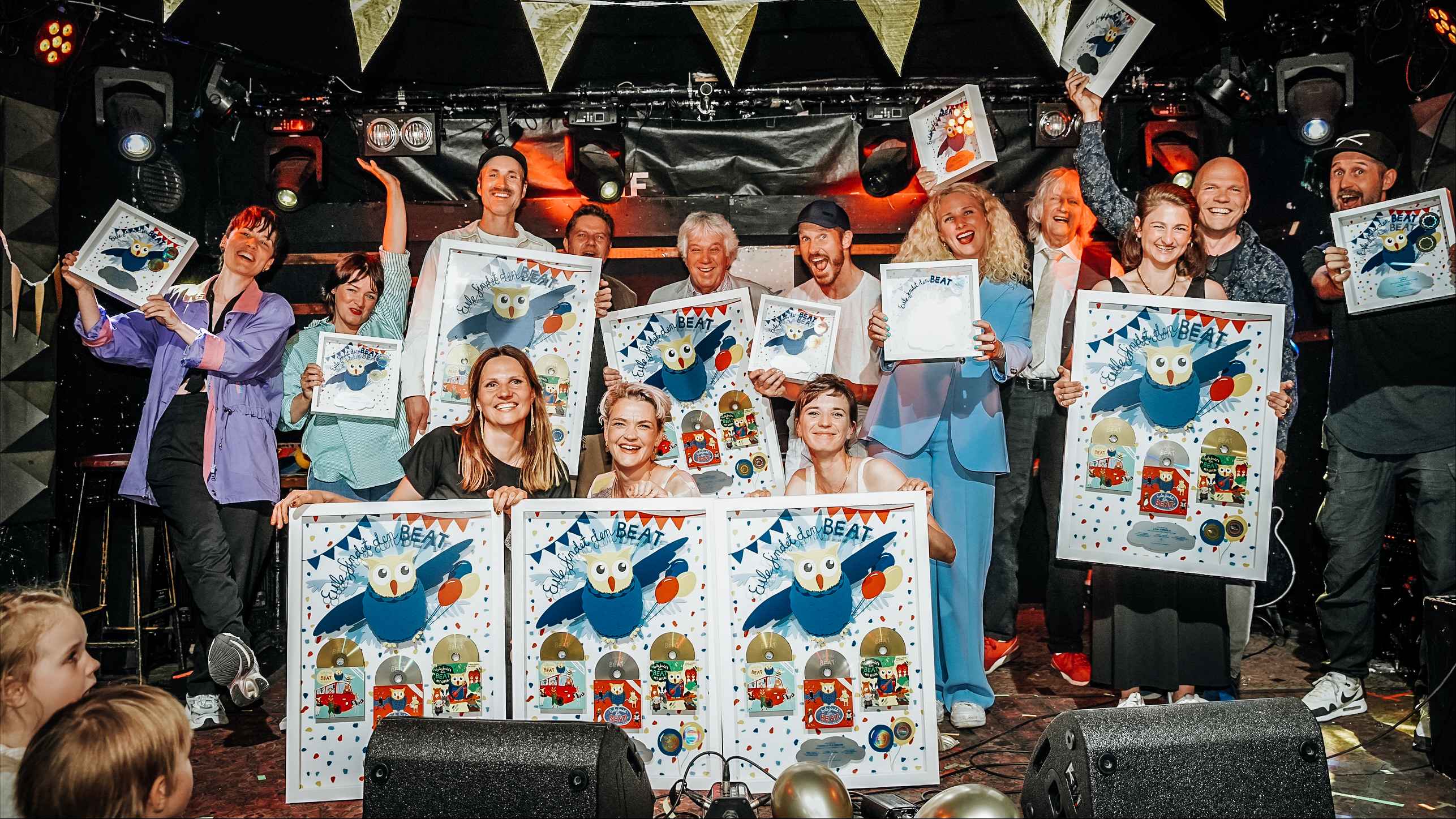 Fliegen mit Eule zu Gold und Platin: Hinten stehen (von links) Linda Stark (Songwriterin), Lisa Seifert (Songwriterin), Johann Seifert (Musikproduzent), Jörg Hackelbörger (Head of Music Un...