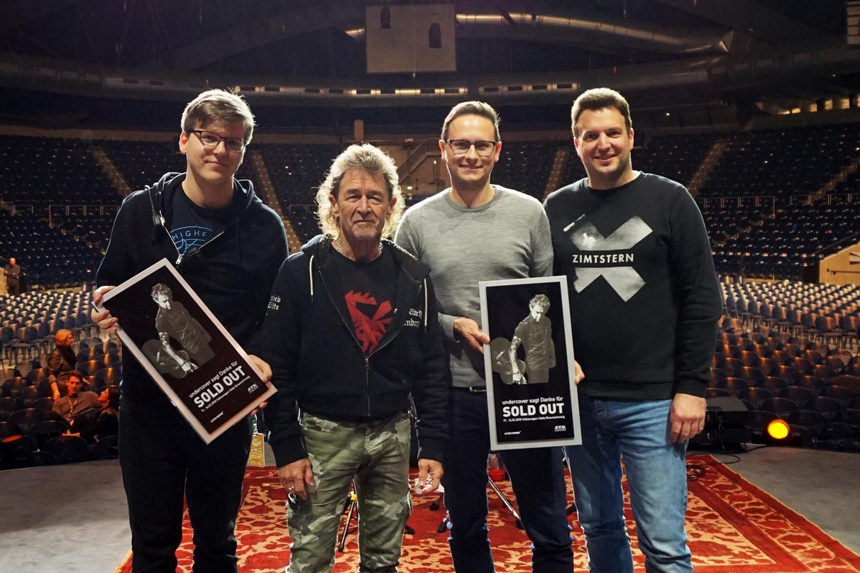 Bei der Preisübergabe in Braunschweig (von links): Tobias Huwe (Produktionsleitung undercover), Peter Maffay, Tobias Menskes (Projektleitung undercover) und Fabian Schulte-Terboven (RTK)