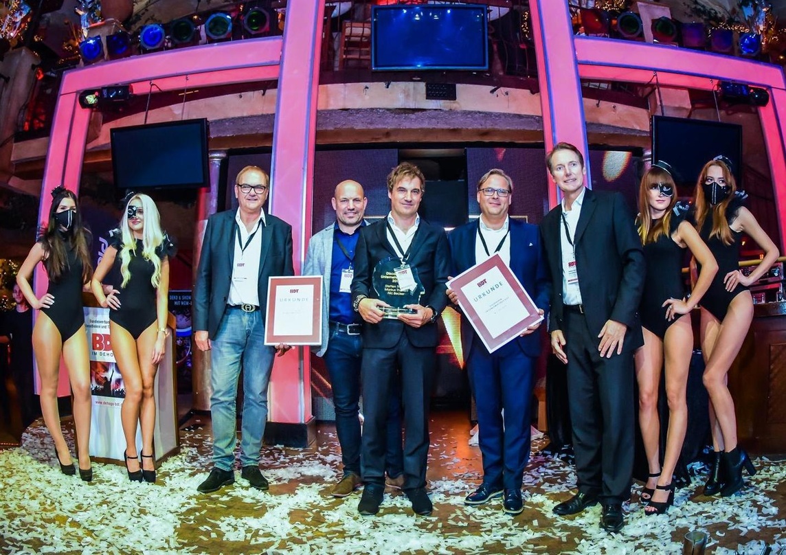 Feiern mit dem Discothekenunternehmerpreis und klar verteilten Rollenbildern (von links): Hans-Bernd Pikkemaat (Präsident BDT), Markus Thunert, Steffen Thunert, Nic Becker und Stephan Bütt...