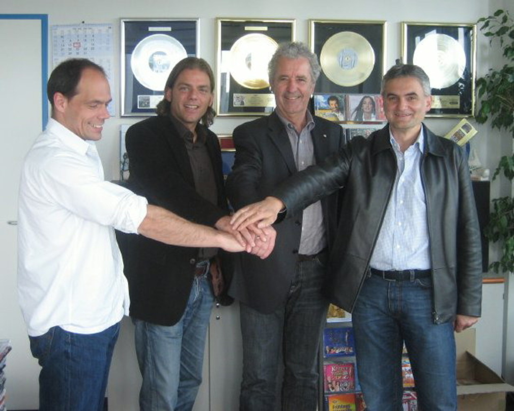 dd6a35b0314604627082899c0ace32da6ad732c9fbad2da433c950d94cb93726 Neue Partner (v.l.n.r): Ralf Schedler, Hubert Trenkwalder, Jörg Trenkwalder (Management) und Franz Selb (Geschäftsführer Koch Universal)