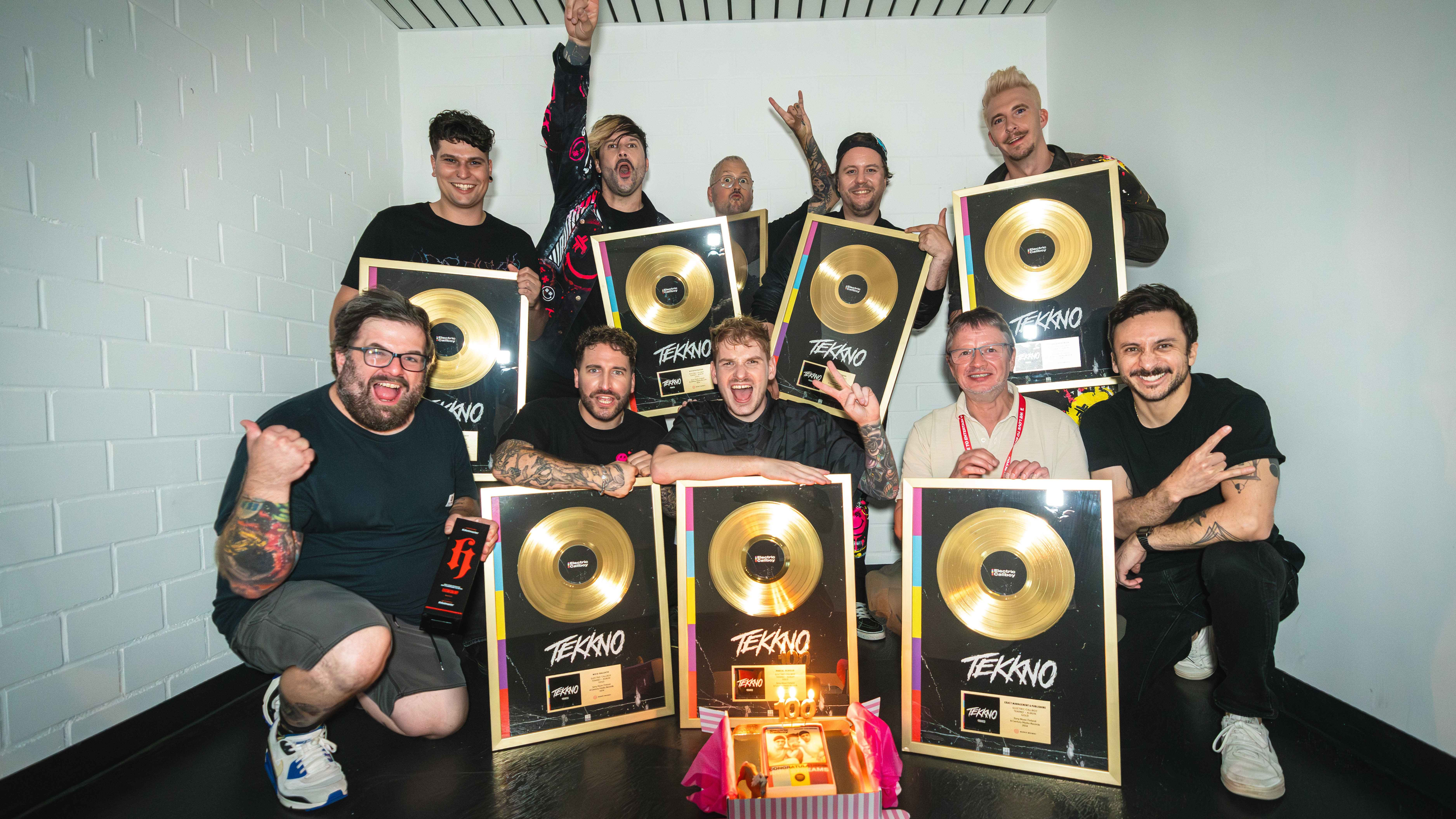 Trafen sich nach der Aufzeichnung für "TV Total" (hinten, von links): Dennis Moll (Senior A&R, Century Media), Kevin Ratajczak, Daniel Haniß, Daniel Klossek, David Friedrich (alle Band) so...