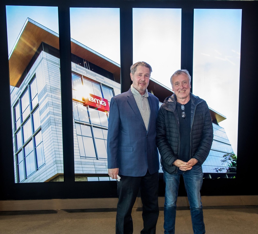 Zeichnet erstmals einen CEO eines Musikunternehmens aus: Bart Herbison (Executive Director Nashville Songwriters Association) International (NSAI) mit Hartwig Masuch (CEO BMG)