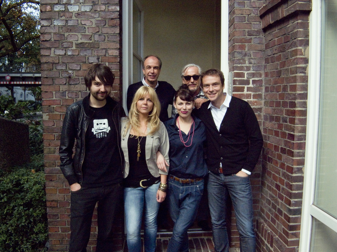 Besiegelten den Deal (hinten, v.l.n.r.): Lars Ingwersen (Geschäftsführer Peermusic) und Franz Plasa (Management HoPla) sowie (vorn, v.l.n.r.) Philipp Schwär (Produzent Home Studios Hamburg...