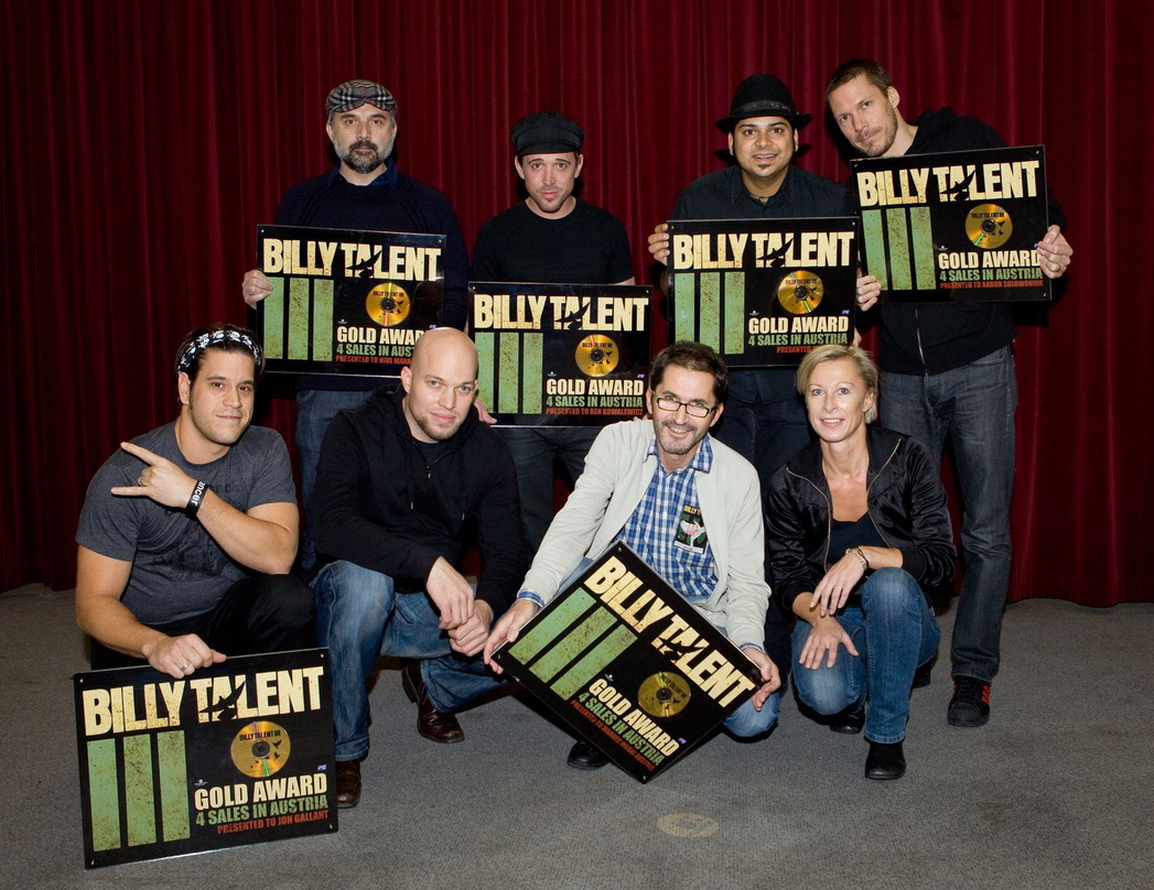 Bei der Gold-Verleihung: Billy Talent und das Team von Warner Music Austria||Bei der Gold-Verleihung mit dabei (hinten, v.l.n.r.): Pierre Tremblay (Hive Management Billy Talent) mit den Ba...