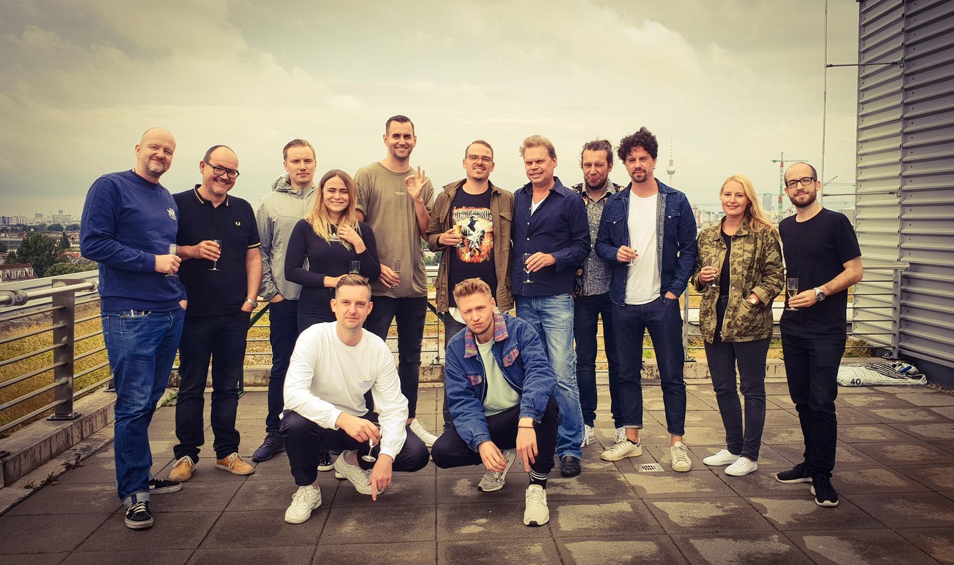 Machen gemeinsame Sache (von links): Axel Erler (Das Maschine), Carsten Senger (Vice President Business & Legal Affairs Universal Music), Nico Meckelnburg (Das Maschine), Henrike Blome (A&...