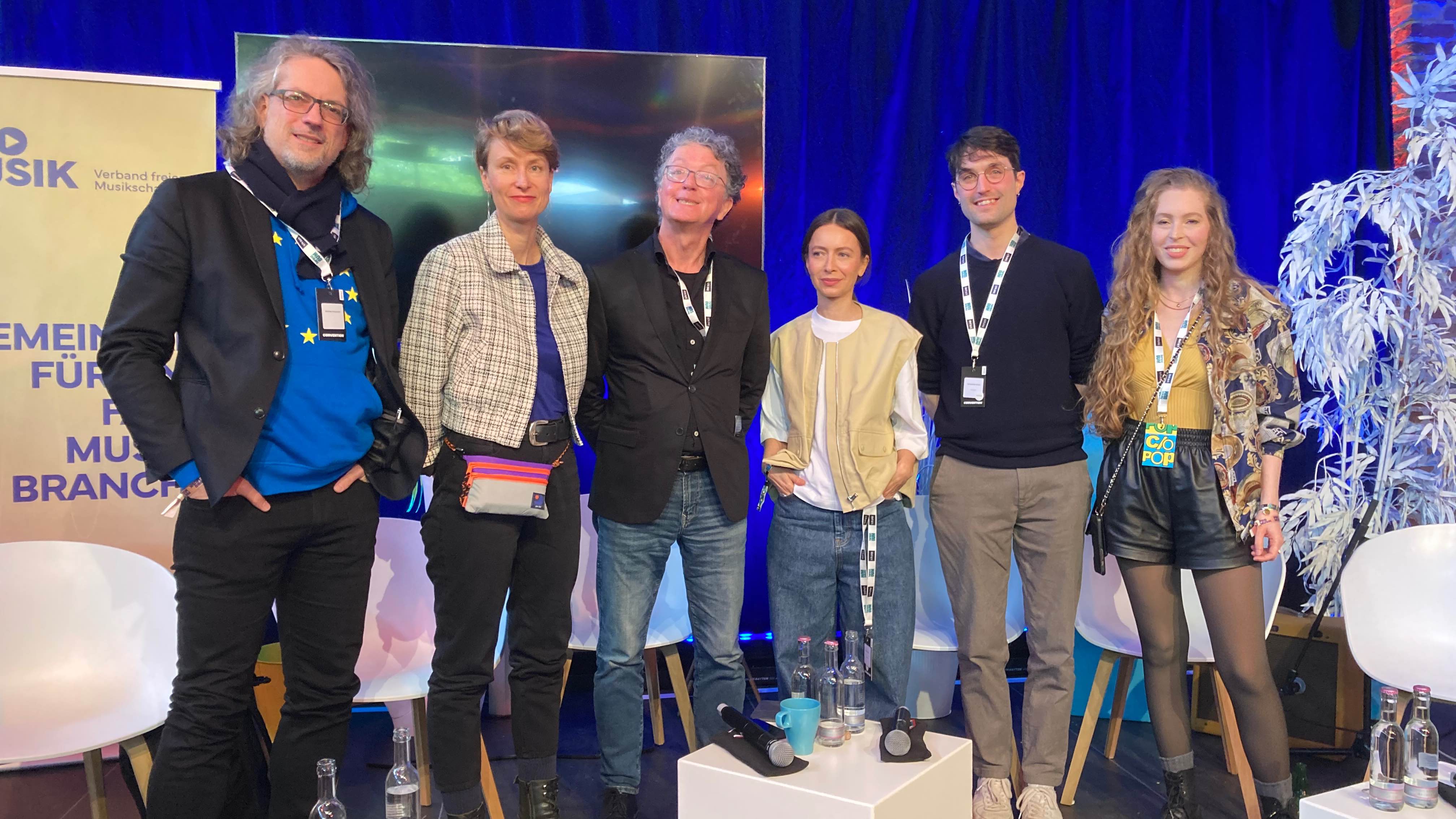 Diskutierten bei der Pro-Musik-Konferenz 2024 im großen Herbrand's-Saal über "Herausforderungen und Chancen für selbstständige Musiker:innen" (von links): Matthias Hornschuh (Initiative Ur...