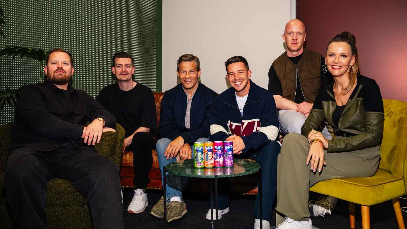 Stießen mit Fanta auf die Zusammenarbeit an (von links): Felix Hawelka (Management Nico Santos), Magnus Textor (Vice President Virgin/A&R & Dance Electronic CE), Frank Briegmann (Chairman ...
