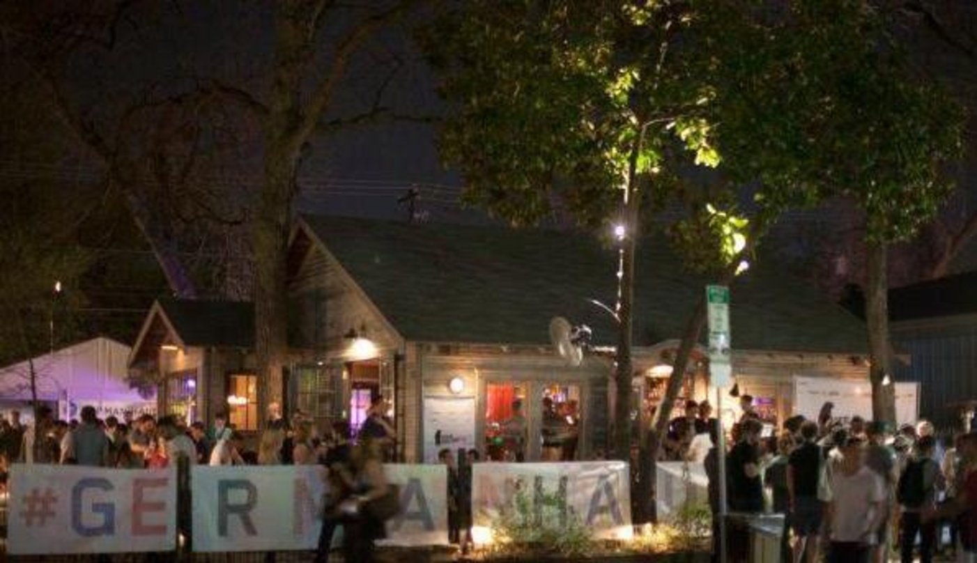 Viel frequentiert: Das German Haus bei Nacht