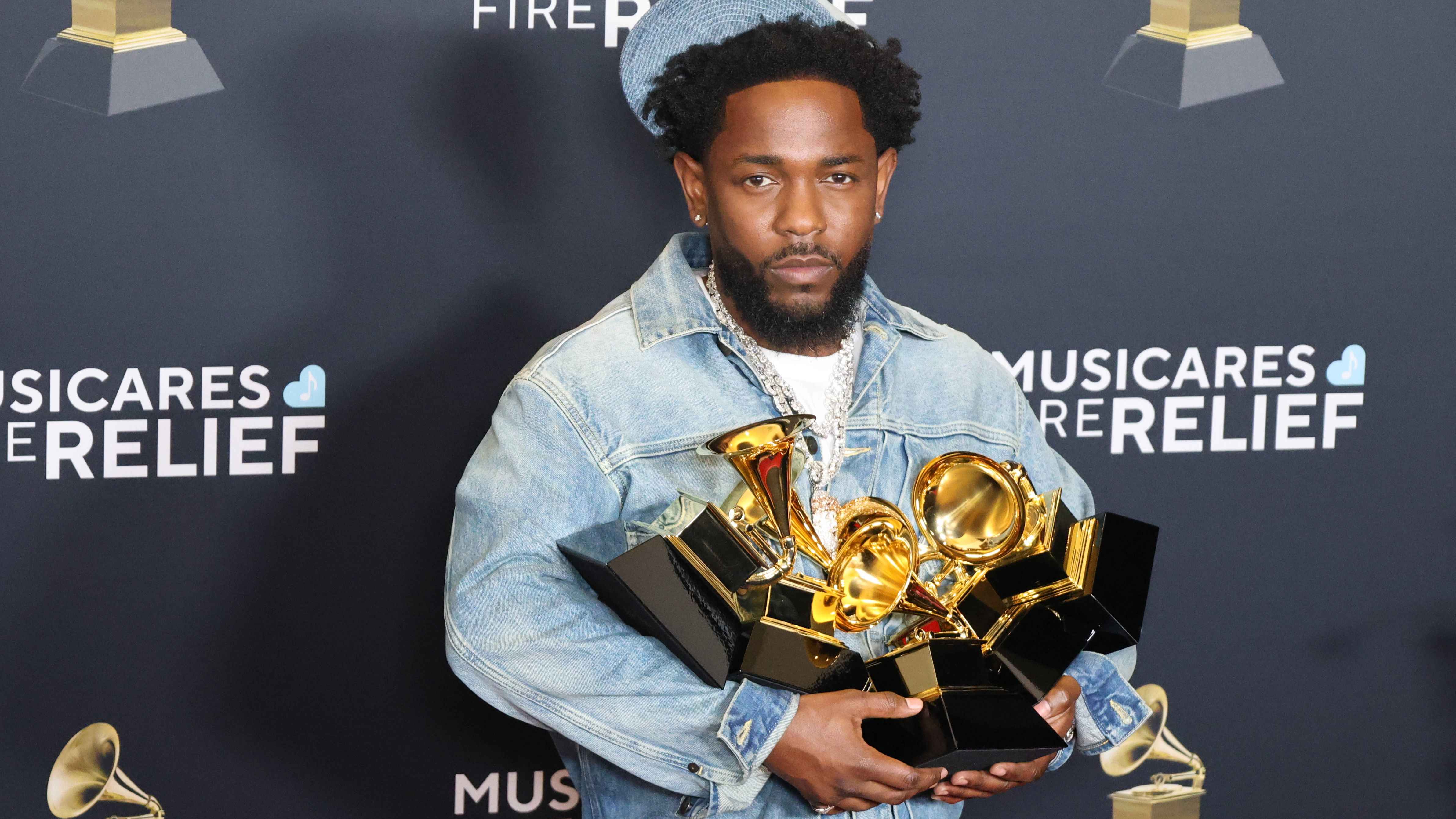 ddda0101 eaf6 4085 bd6f 39d065d603f4 Posiert mit seinen fünf Preisen: Kendrick Lamar.