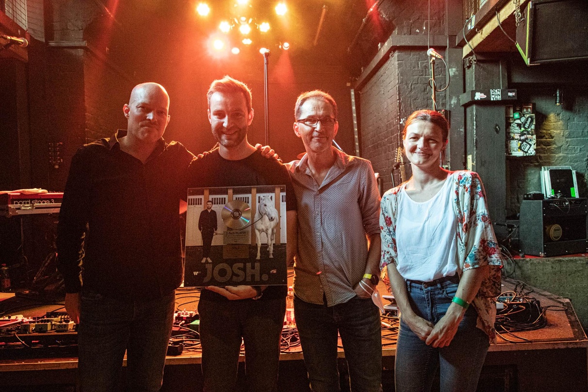 Feierten im B72 (von links): Franz Pleterski (Warner Music Austria), Josh., Klaus Hoffmann (Manager Josh.) und Martina Büttner (Warner Music Austria)