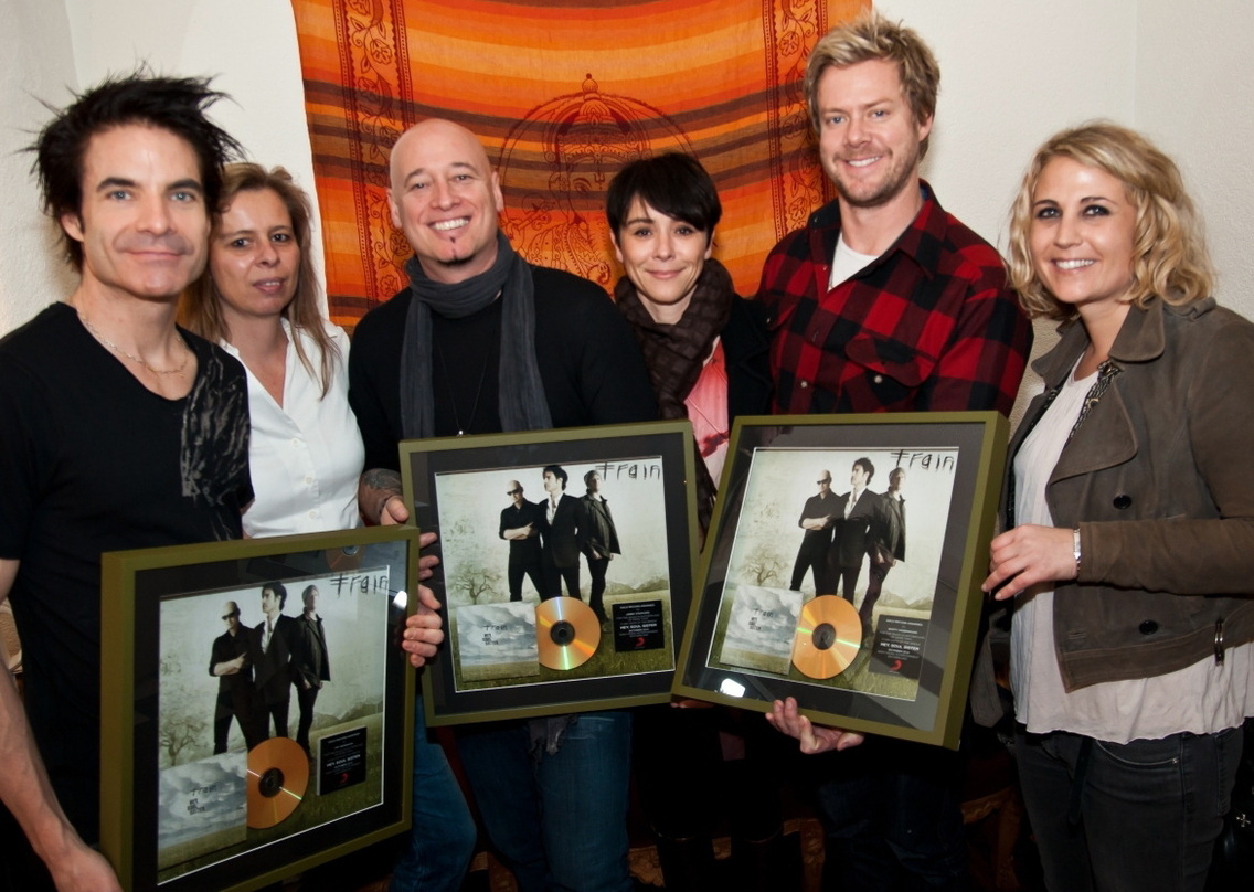 Vergoldeteter Zürich-Besuch: Train und Sony Music||Zur Edelmetallverleihung im Kaufleuten in Zürich trafen sich (v.l.n.r.): Pat Monahan (Train), Julie Born (General Manager Sony Music Swit...