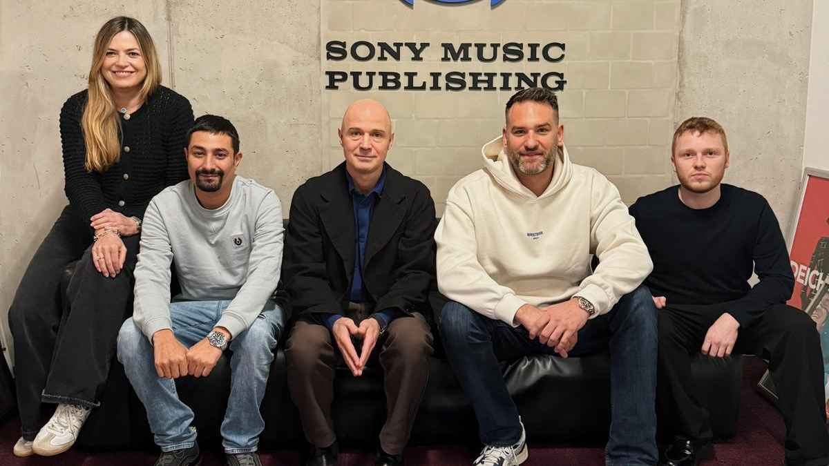 de1d7deb af2a 491a 951e 05485b70ff98 Trafen sich zur Unterschrift in den Sony-Büros (von links): Thekla Brandt (A&R Coordinator Sony Music Publishing), Caren Alavi (CEO Hypnotize), Patrick Strauch (Managing Director Sony Musi...