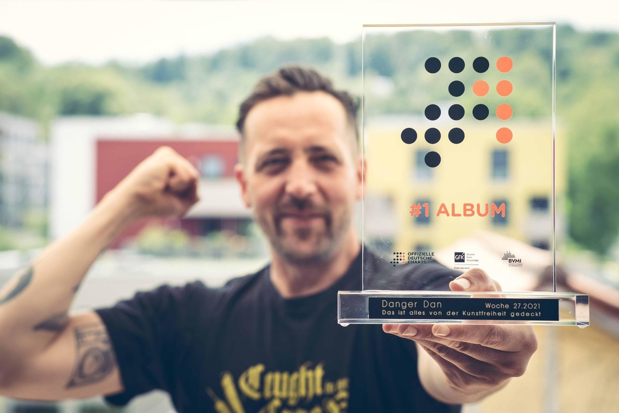 Nach zehn Wochen in den Charts nun auf der Eins: Danger Dan mit dem Nummer 1 Award