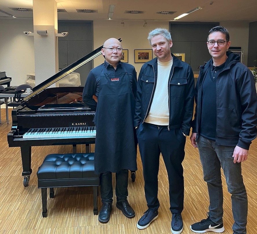 Trafen sich in Krefeld (von links): Yoichiro Shigematsu (Kawai), Olafur Arnalds und Philipp Potz (Kawai)