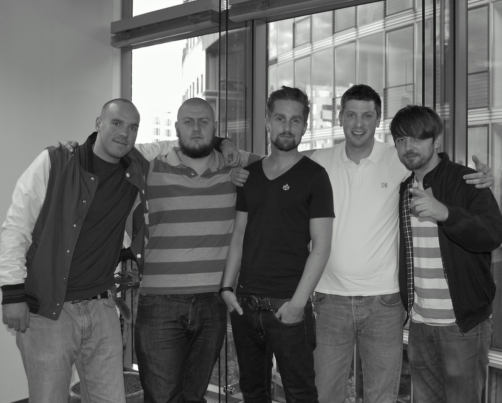 Nach der Vertragsunterzeichnung (von links): Henrik Regel (Berlin Music Publishing), Patrick Thiede (Macheete Management), Simon "7inch" Eichinger, Stephan von Gumpert (Berlin Music Publis...