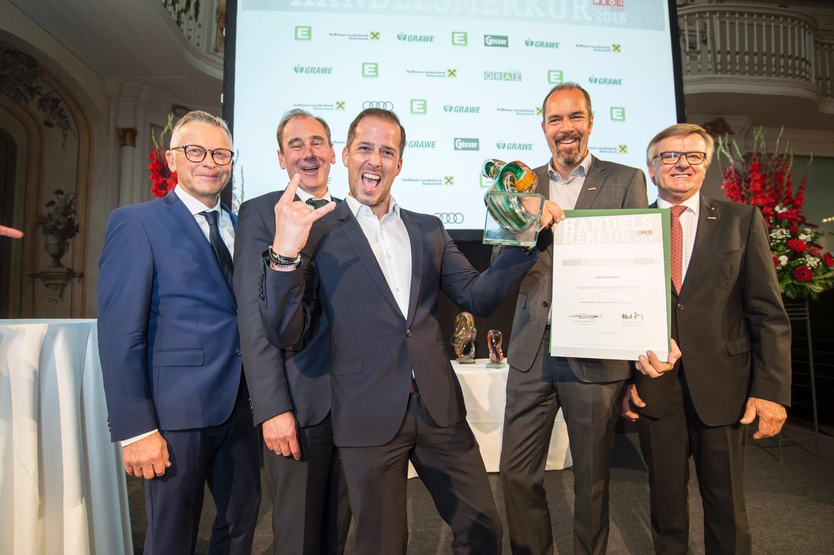 Bei der Preisübergabe (von links): Peter Buchmüller (WKO), Martin Schaller (Raiffeisen), Thomas Caser (Napalm Records), Jürgen Roth (WKO) und Gerhard Wolmuth (WKO)