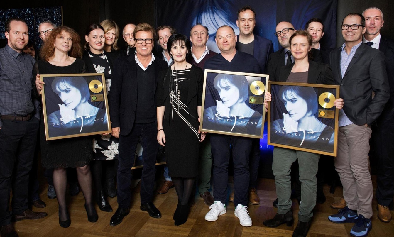 Bei der Goldverleihung (Hinten von links): Astrid Prochno (WM Central Europe), Robert Wood (WM UK), Bettina Dorn (WM Central Europe), Nicky Ryan (Management & Producer Enya), Benedikt Löke...