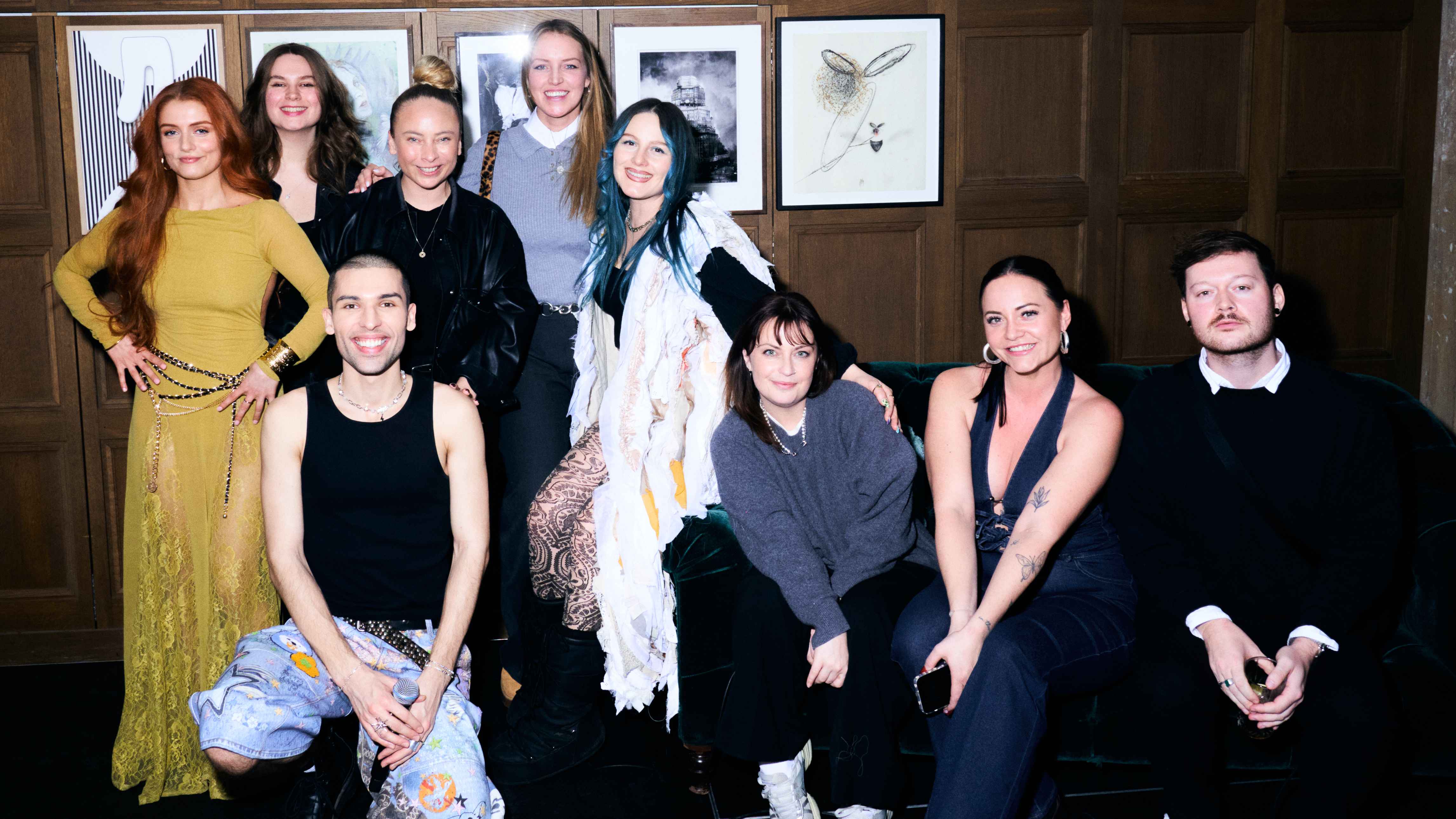 Kamen für ein Foto zusammen (von links): Anica Russo, Kaiya Campbell, Daniel Hopes (Host), Vanessa Kanapin (Gründerin und Head Of A&R & Artist Management Ka-Ching Artists), Finja Nierth (S...
