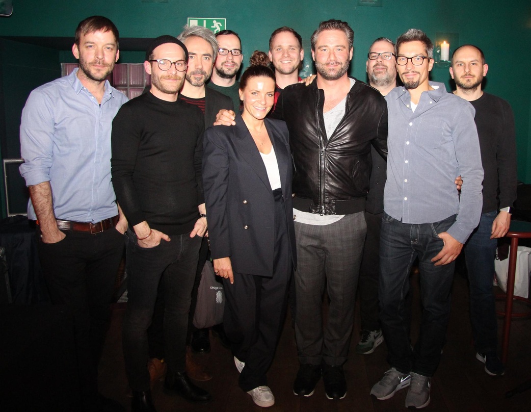 Nach dem Showcase im Kismet (von links): Friedrich Kraemer (Senior Director TV Promotion/Promotion Coordination PIL, Dom/Polydor Island Promotion), Moderator Sebastian Merget, Gitarrist Ja...