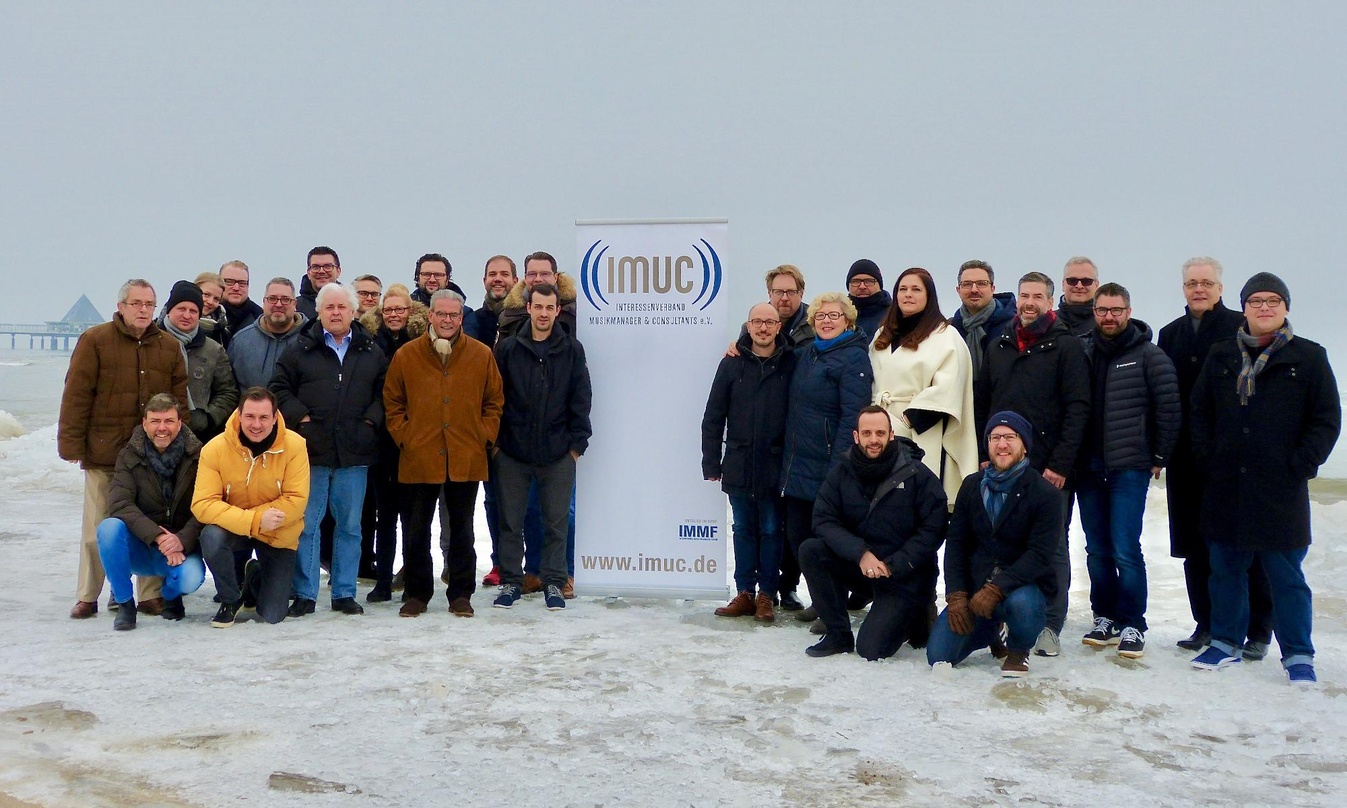 IMUC-Mitglieder und Gäste auf dem vereisten Strand von Usedom: hinten von links Manfred Gillig-Degrave (Herausgeber MusikWoche), Ulf Wenderlich (valiart Management), Annika Verheyen (the r...