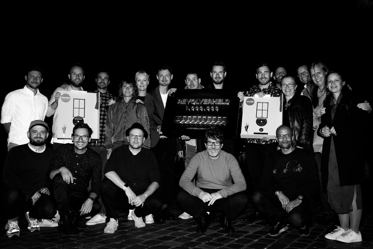 Feierten einen Gold- und einen Diamant-Award: Revolverheld und Partner
