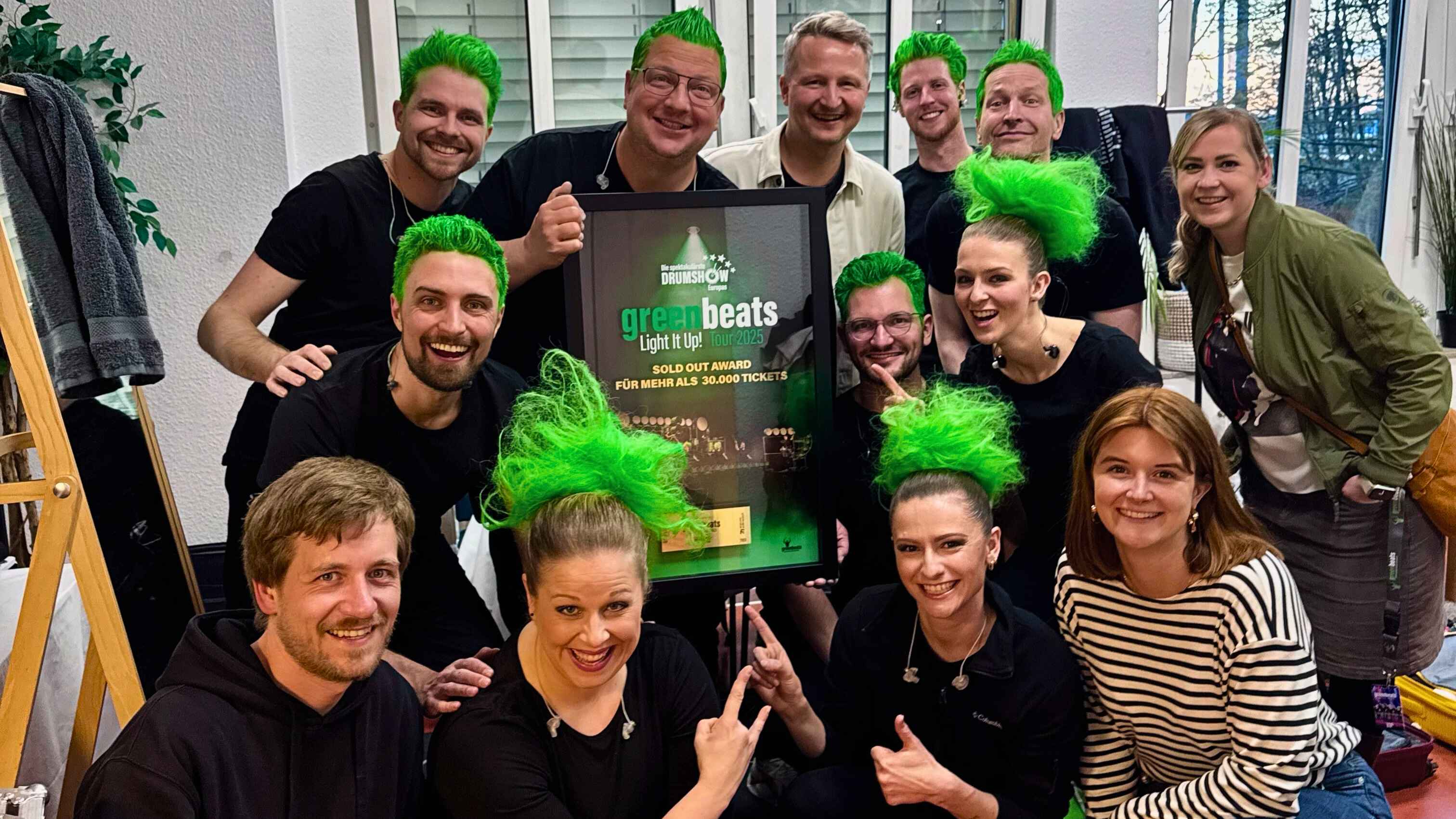 Bei der Übergabe des Sold Out Awards (von links): Benjamin Gutzeit (greenbeats Ensemble), Timm Pieper (Gründer & Inhaber greenbeats), Philipp Weber (Director Live Entertainment Seven.One S...