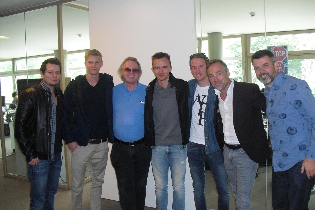 Nach der Vertragsunterzeichnung (von links): Robert Larsz (Product Manager Kontor Records) ,Einar Martinson(Manager Martin Tungevaag), Hille Hillekamp (Grand H Music), Martin Tungevaag, He...