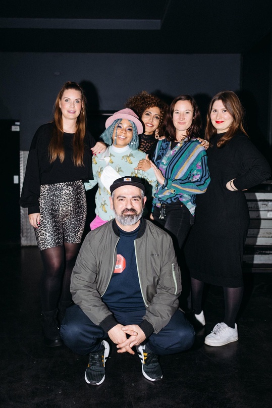 Trafen sich in Berlin (hinten, von links): Anna-Theresa Kroeber (Manager PR Warner Music), Tayla Parx, Shari Hosseini (Streaming Playlist Management Warner Music), Julia Labonte (Head of S...