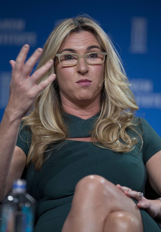 Zieht ins Board der Warner Music Group ein: Nancy Dubuc, hier 2014 noch als President and CEO von A+E Networks bei einem Kongress in Beverly Hills