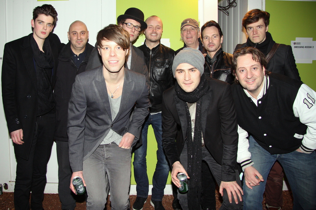 Nach dem Auftritt bei Eurosonic Noorderslag: die niederländische Band A Silent Express und ihr Team