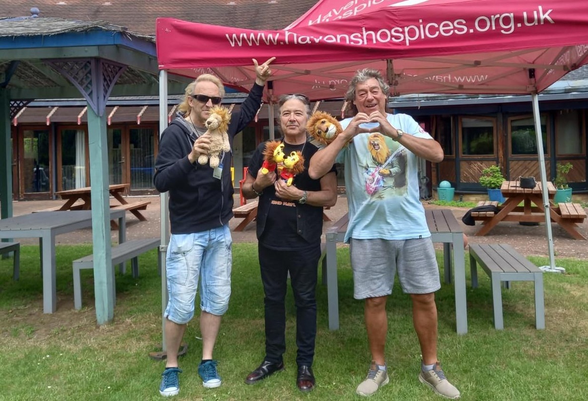 Bei der Scheckübergabe im Hospiz (von links): Rocky Newton, Clive Edwards und Dennis Stratton von Lionheart