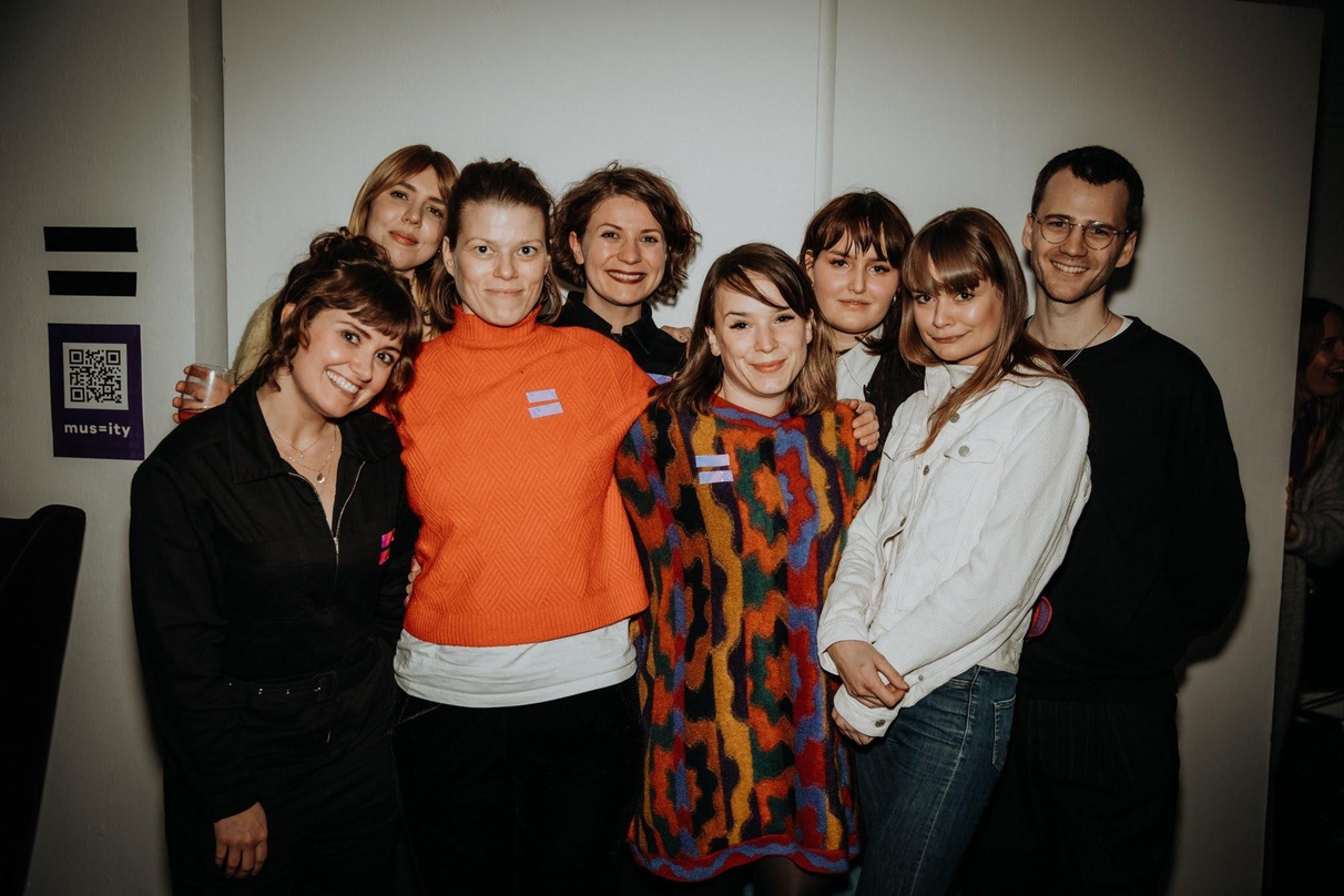 def683e918ac3d5c0b1293d3360440c392db381eece2269ee521b25ee26b5f84 Beim Kick-Off-Event vereint (von links): Annika Ahrens, Louise Lässig, Julia Gudzent, Feline Moje, Kiki Ganzemüller, Nelya Ahmia, Kaddie Rothe und Bastian Christ