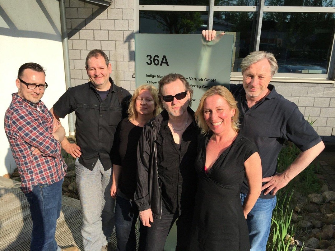 Besiegelten die Vertragsverlängerung (von links): Jörg Timp (Starkult Promotion), Peter Sömmer (Management Stoppok), Andrea Seeger (Labelmanagement Indigo), Stoppok, Birte Püttjer (Produkt...