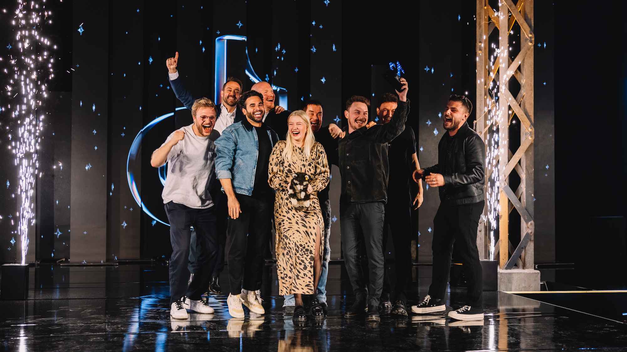 Nahmen den Preis auf der Bühne entgegen: Das Team von Sony Music rund um Eric Dwyer (3. von rechts, Head of Digital Marketing B1/Sony Music).