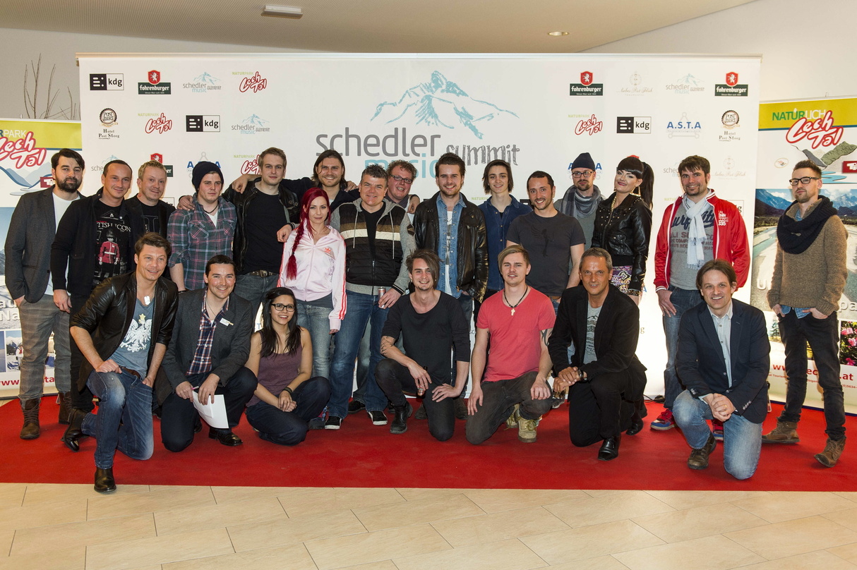 Trafen sich in Steeg zum Schedler Music Summit: Die Songwriter und Rudi Schedler (kniend vorn, zweiter von rechts)