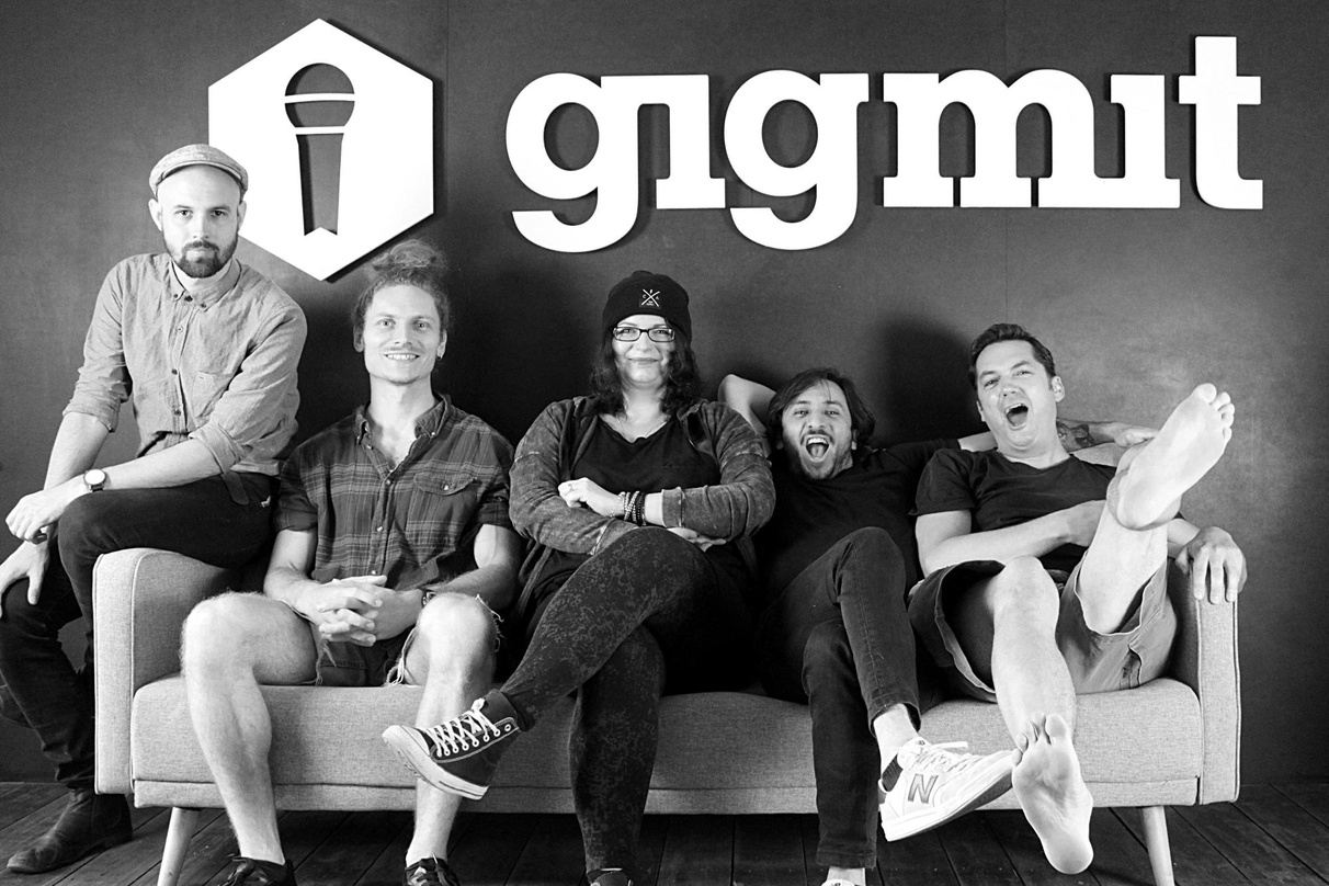 Gibt noch nicht bekannten Künstlern eine Chance: das Booking-Team von gigmit, bestehend aus (von links) Steffen Rudnik, Gabriel Kaindl-Hoenig, Anja Massoussi, Álvaro Guerrero und Joachim v...