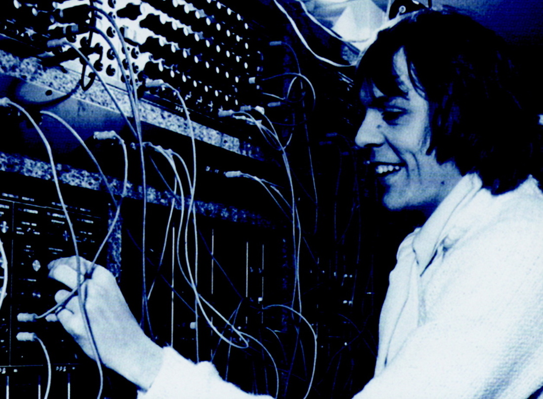 Hier ein Knöpfchen, da ein Knöpfchen: Klaus Schulze am Synthesizer