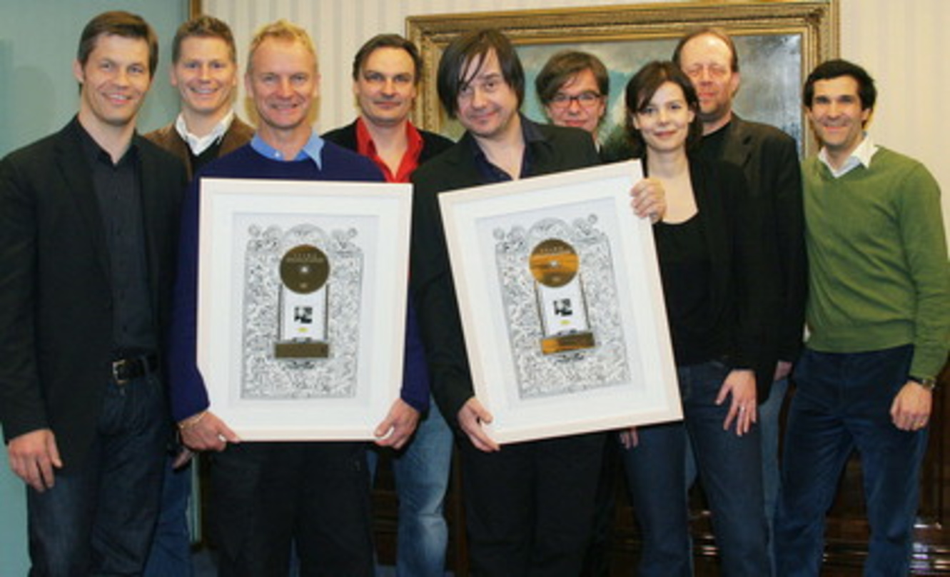 Präsentieren die veredelten Tonträger: Sting (l.) und Edin Karamazov mit dem Universal-Team||Präsentieren die veredelten Tonträger (v.l.n.r.): Frank Briegmann (President & CEO Universal Mu...
