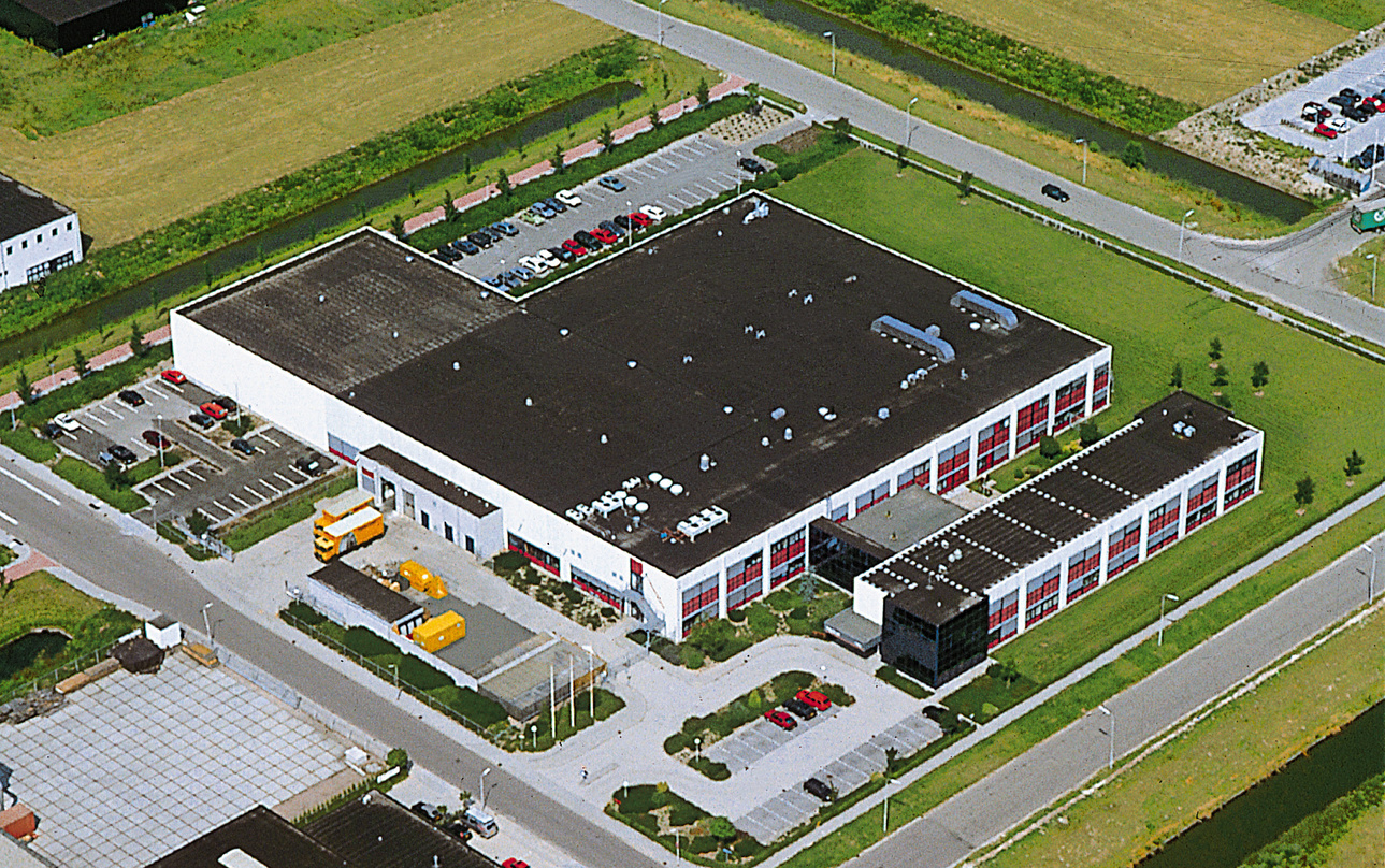 Hier wickelt die Kölner Firmenfamilie GoodToGo, Groove Attack und Rough Trade künftig ihre Logistik ab: Der Cinram-Standort in Alsdorf