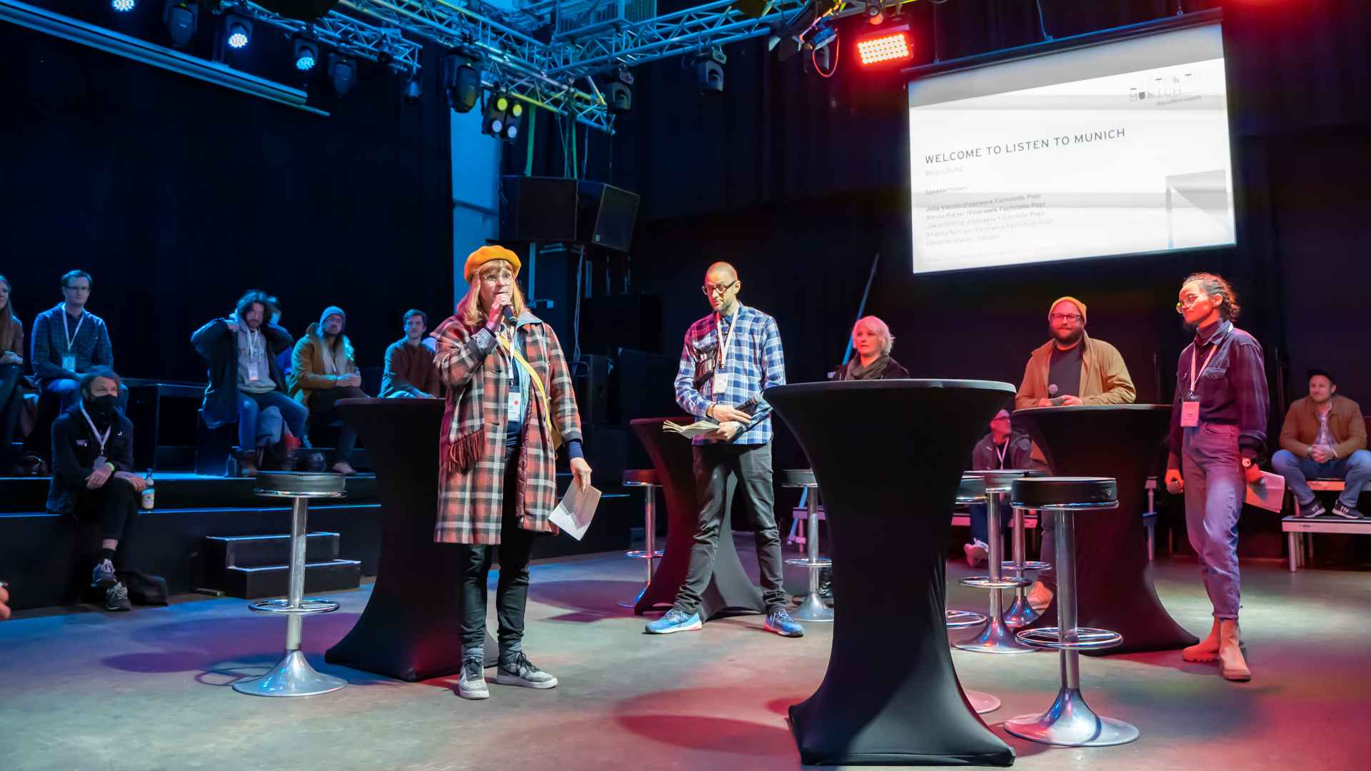 Eröffneten den Münchner Gipfel der Popkultur 2022: Julia Viechtl (Leitung Fachstelle Pop, links) und ihr Team.