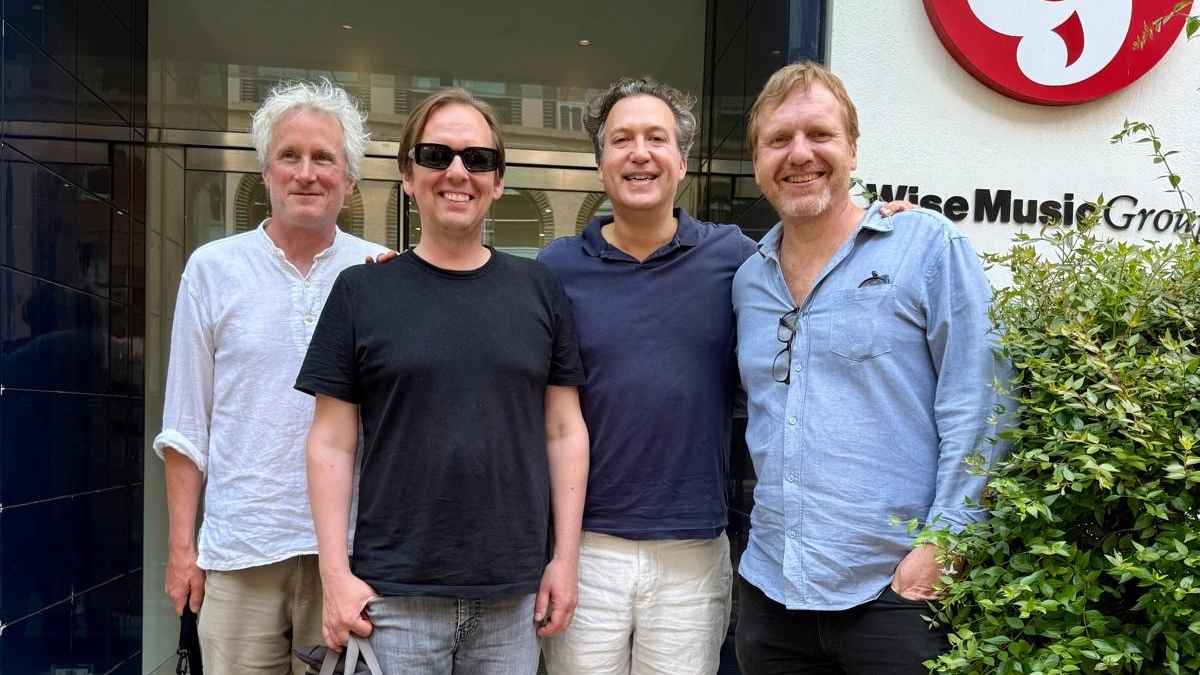Machten den Verlagsdeal fix (von links): Mark Keen (Schlagzeug), Alasdair MacLean (Sänger und Gitarrist, Marcus Wise (CEO Wise Music Group) und James Hornsey (Bass).