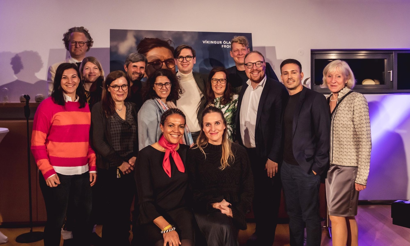 Bei der Albumvorstellung: DG-Teamfoto mit Víkingur Ólafsson (hinten, 2. von rechts) und der isländischen Botschafterin Maria Erla Marelsdóttir (Mitte, 4. von links).