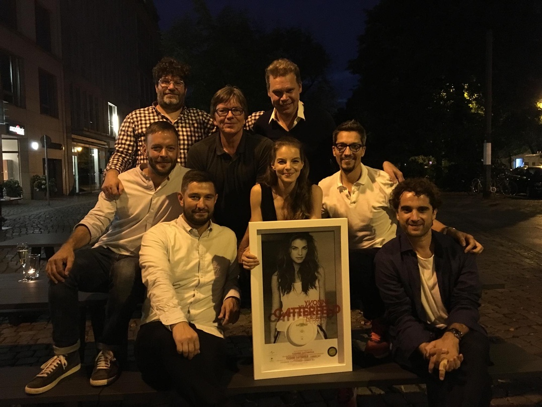 Bei der Gold-Verleihung (hinten, von links): Siggi Schuller (Senior Director A&R PIL & VEC), Produzent Roland Spremberg und Tom Bohne (President of Music/General Manager Universal Music) s...